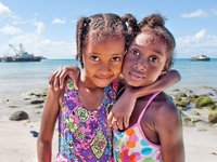 Zwei kleine Mädchen am Strand