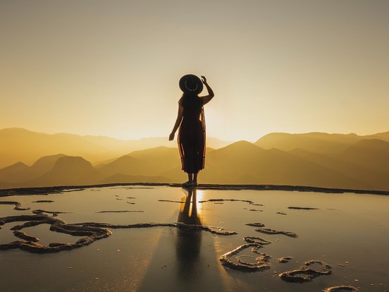 Frau im Sonnenuntergang