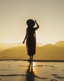 Frau im Sonnenuntergang