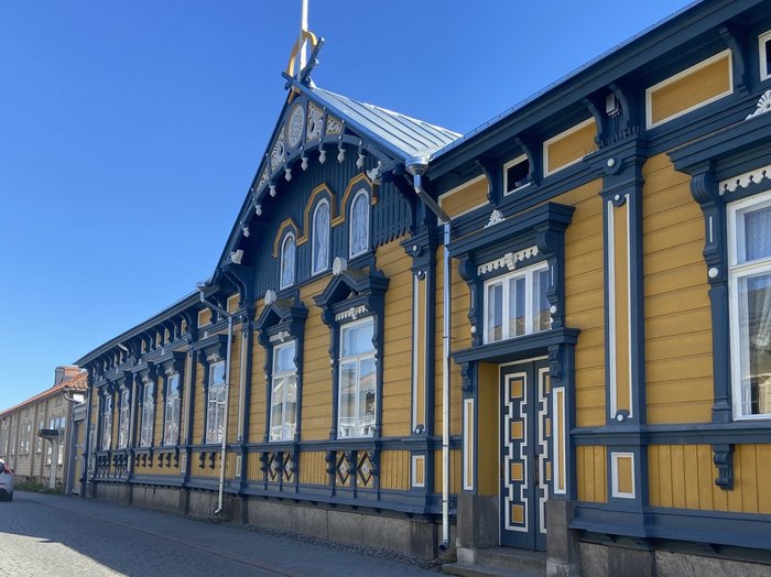 Gelbe Hausfassade om Finnland