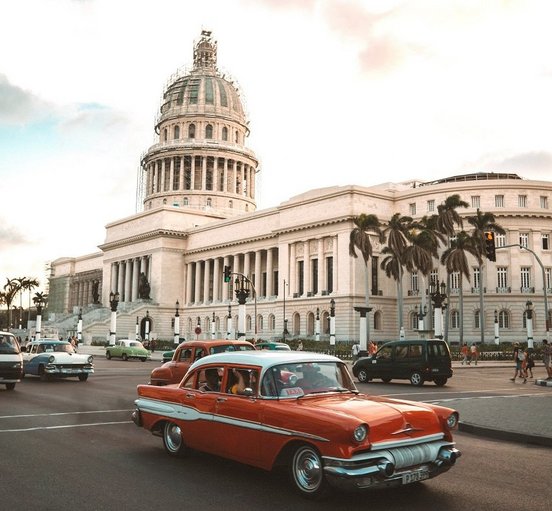 Roter Oldtimer in Havanna