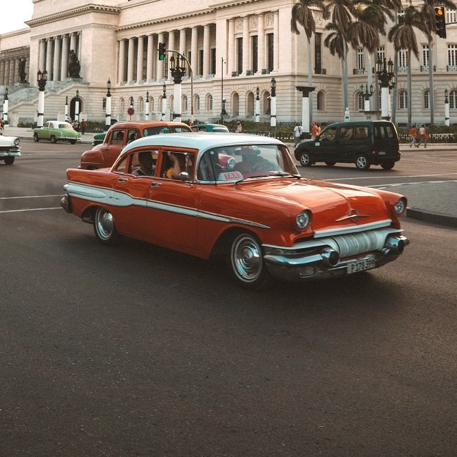 Kuba Havanna Oldtimer Roter Oldtimer in Havanna