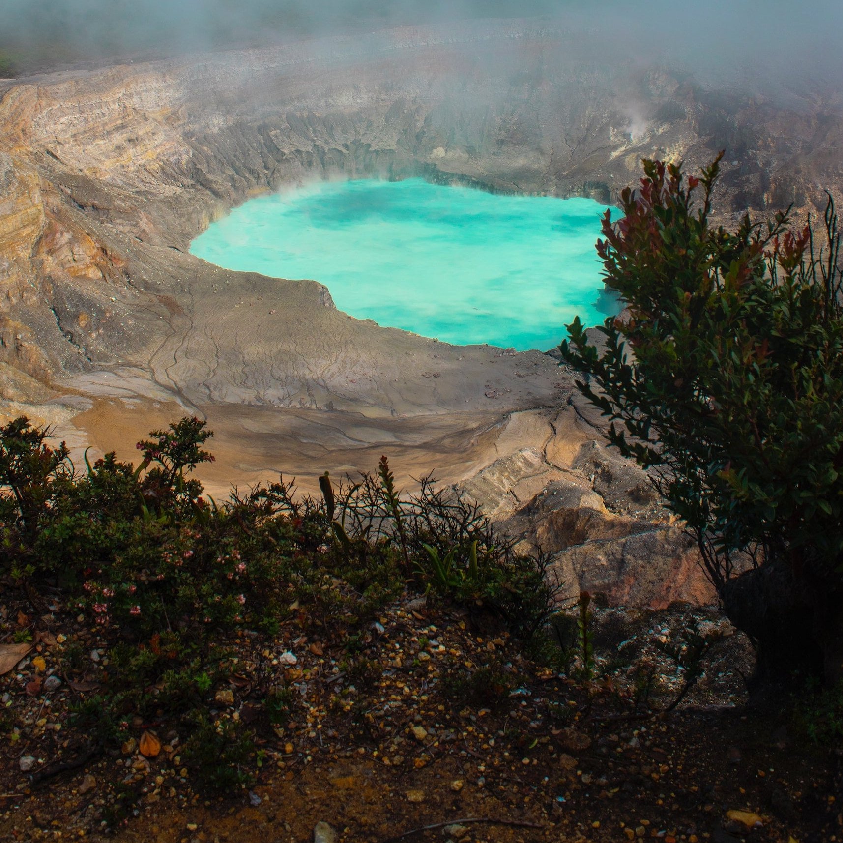 Türkisblauer Kratersee im Vulkan Poas
