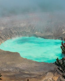 Türkisblauer Kratersee im Vulkan Poas
