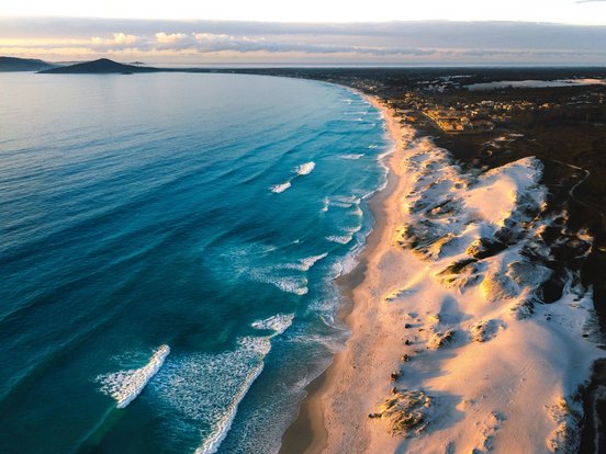 Strand bei Cabo Frio bei Sonnenuntergang