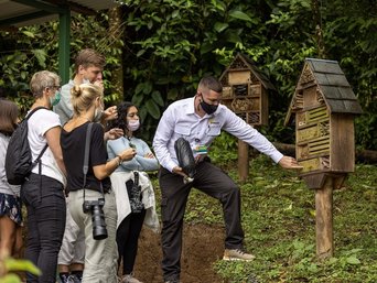 Reserva Bosque La Tigra Imker zeigt seine Bienen