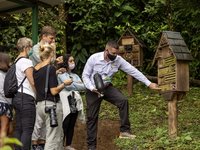 Reserva Bosque La Tigra Imker zeigt seine Bienen