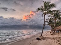 Sonnenuntergang an einem karibischen Strand.