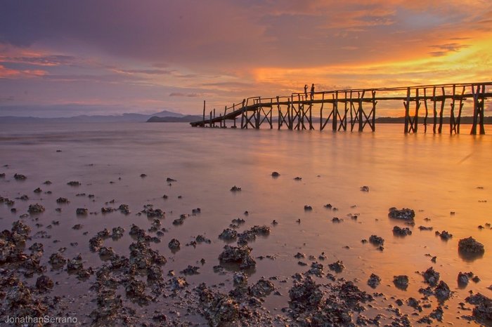 Ein Steg im Meer bei Sonnenuntergang