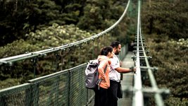 Reiseleiter Alvaro Jimenez mit einem Gast auf einer Hängebrücke in Costa Rica