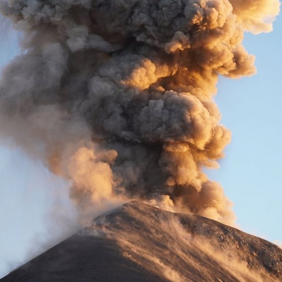 Volcán de Fuego bei einem Ausbruch