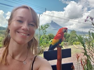 Unsere Mitarbeiterin Carolin in Costa Rica neben einem Ara