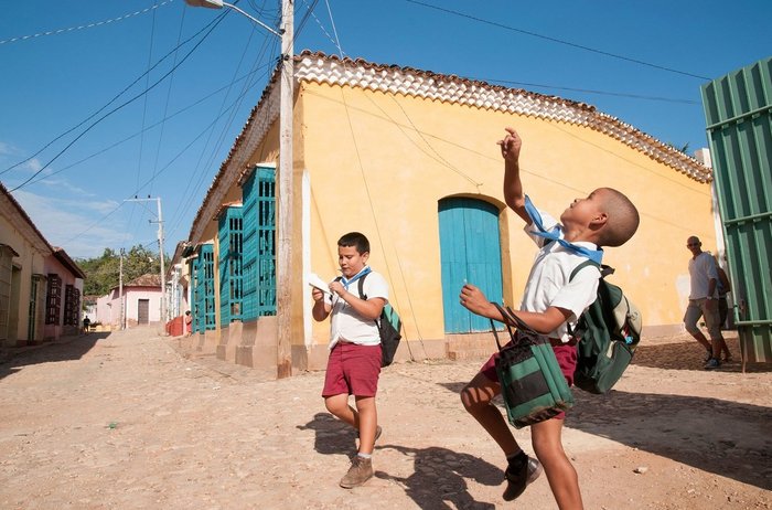 Kinder spielen in einer Straße in Kuba
