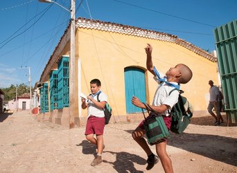 Kinder spielen in einer Straße in Kuba