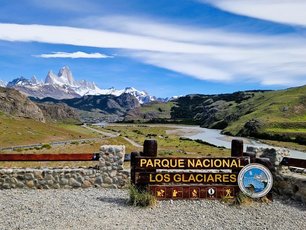 Patagonien Nationalpark los Glaciares Schild vom Nationalpark los Glaciares mit Bergpanorama