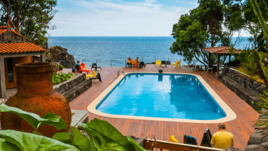 Pool mit Meerblick im Hotel Aldeias del Fonte 
