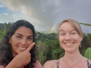 Unsere Mitarbeiterinnen Yngrid und Carolin vor einem Regenbogen