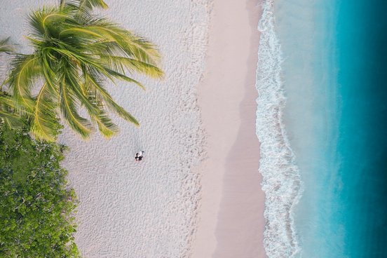 Mensch läuft an einem Strand entlang