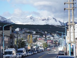 Patagonien Ushuaia Stadt Straße in Ushuaia mit Blick auf schneebedeckte Berge