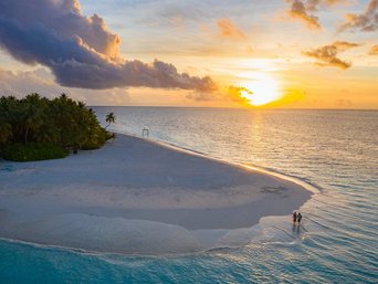 Sonne geht im Meer unter