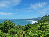 Landschaftsbild vom Strand und dem Regenwald in Uvita, Costa Rica