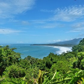 Landschaftsbild vom Strand und dem Regenwald in Uvita, Costa Rica