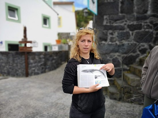 Unsere Reiseleiterin Lynn zeigt uns einen Wal in einem Buch
