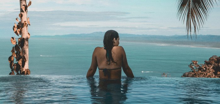 Costa Rica Infinity Pool und Meer und Palmen